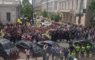 У Києві поліція кордоном перекрила центральну вулицю міста: що сталося