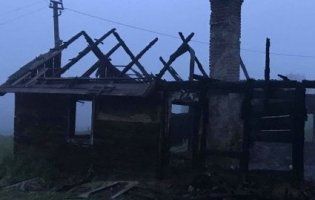 У згорілому будинку на Львівщині виявили тіло повішеного чоловіка