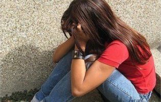 На Черкащині батько знущався з дочки-школярки: жорстоко бив і змушував дивитися порно