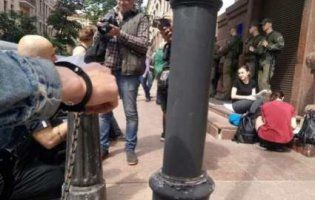 У Києві біля Мін'юсту правозахисники прикували себе наручниками