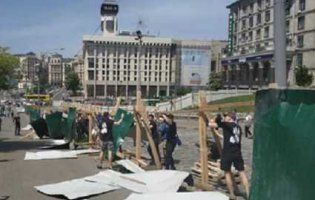 «Заважав розслідуванню вбивств Небесної сотні»: біля Майдану знесли паркан (відео)