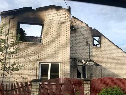 Будинок  патрульного згорів вщент через блискавку: просять про допомогу