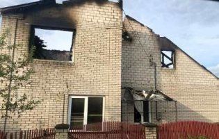 Будинок  патрульного згорів вщент через блискавку: просять про допомогу