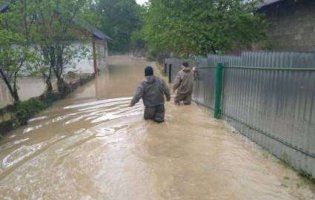 На Прикарпатті через зливи евакуювали півсотні людей