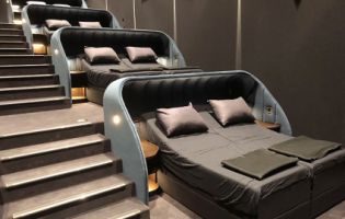 У Швейцарії кінотеатр замінив усі крісла на двоспальні ліжка (фото)