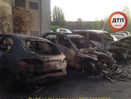 У Києві вночі згоріло півдесятка авто