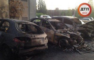 У Києві вночі згоріло півдесятка авто