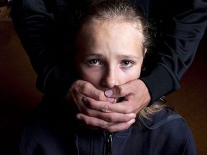 На Київщині педофіл розбещував дівчинку в лісосмузі