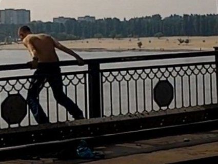 У Луцьку чоловік намагався зістрибнути з мосту (відео)