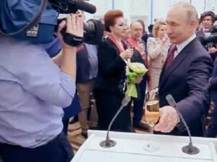 «Боїться, що його отруять»: Путін зганьбився на зустрічі з росіянами (відео)