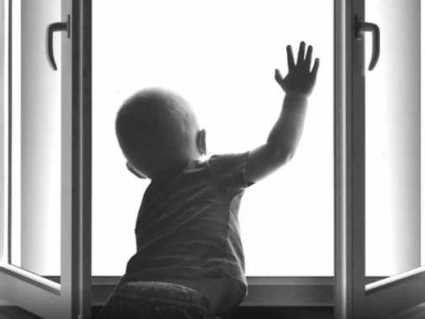У Маріуполі з вікна випала дитина: не витримала москітна сітка