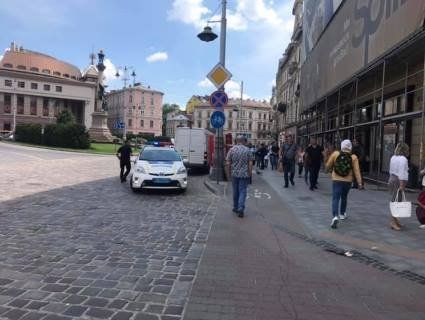 У центрі Львова жінці на голову впав камінь (фото)