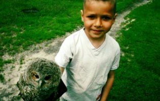 «Гаррі Поттер і Букля»: дошкільник із Полісся приручив сову (фото)