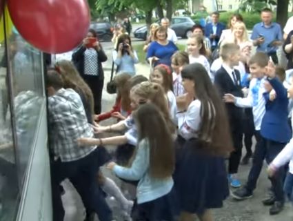 «Тролейбус у майбутнє»: луцькі школярі святкували «Останній дзвоник» в електротранспорті (відео)