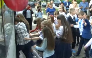 «Тролейбус у майбутнє»: луцькі школярі святкували «Останній дзвоник» в електротранспорті (відео)