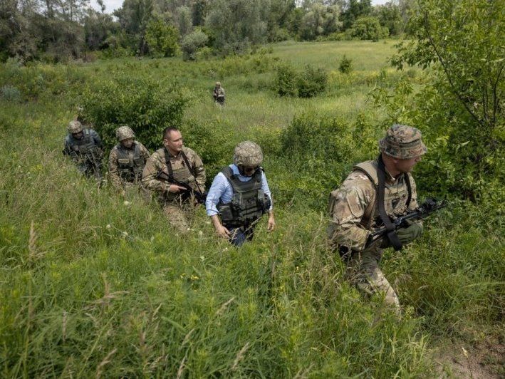 Зеленський взяв каску, «броник» і поїхав на фронт (фото)