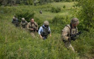 Зеленський взяв каску, «броник» і поїхав на фронт (фото)