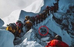 «Гора трупів»: альпіністи продовжують вмирати в черзі на Еверест
