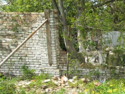 У обласному протитуберкульозному диспансері руйнується паркан (фото)