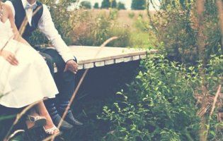 Дерев’яне весілля: як відзначають п’ять років подружнього життя