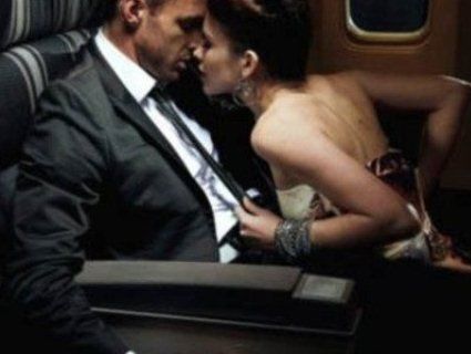 «Вітаю в клубі»: журналіст підловив пару під час «кохання» в літаку (відео 16+)