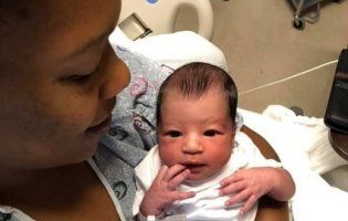 Жінка самостійно народила в машині на очах у трьох дітей (відео 18+)