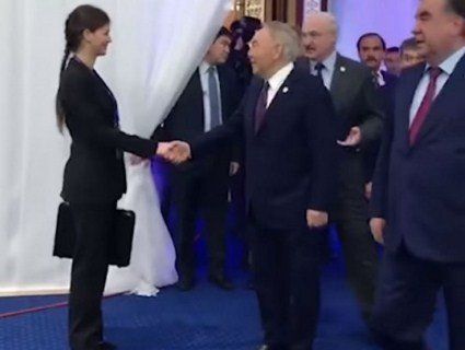 «Поцілуй, ну чого ти?»: Лукашенко віддав помічницю «на поталу» Назарбаєву (відео)