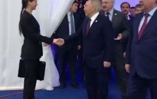 «Поцілуй, ну чого ти?»: Лукашенко віддав помічницю «на поталу» Назарбаєву (відео)