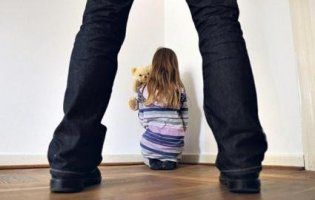 На Київщині батько-педофіл ґвалтував малолітніх доньок і їхню подругу
