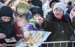 Українців повеселила реклама «десерту на лопаті» в Росії (фото)