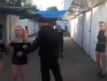 «Шкандаль» у Нововолинську: підпилі школярки шарпалися із базарницями (відео)