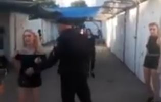 «Шкандаль» у Нововолинську: підпилі школярки шарпалися із базарницями (відео)