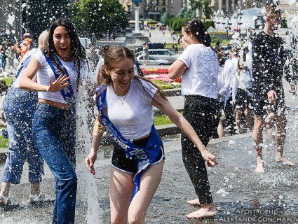 «Мокрі як хлющ і нестримні»: соцмережі заполонили київські випускники у фонтанах (фото)