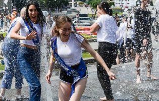 «Мокрі як хлющ і нестримні»: соцмережі заполонили київські випускники у фонтанах (фото)