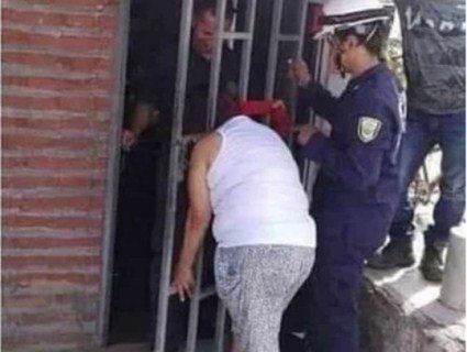 «Цікава Варвара»: колумбійка на 5 годин застрягла головою в решітці сусіда (фото)