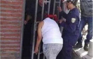 «Цікава Варвара»: колумбійка на 5 годин застрягла головою в решітці сусіда (фото)
