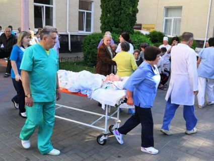 Лежачі на «каталках» просто неба: у Луцьку замінували обласну лікарню (фото)
