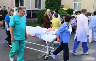 Лежачі на «каталках» просто неба: у Луцьку замінували обласну лікарню (фото)