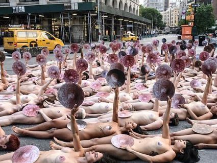 В Нью-Йорку художник влаштував акцію з десятками голих жінок (фото 18+)