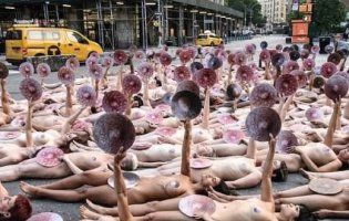 В Нью-Йорку художник влаштував акцію з десятками голих жінок (фото 18+)