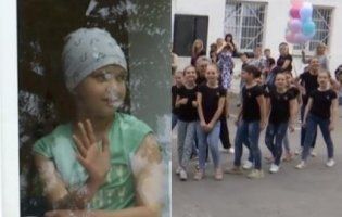 Під вікнами лікарні у Рівному діти влаштували концерт для онкохворої подруги (відео)