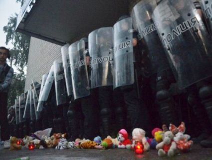 В Переяславі-Хмельницькому активісти закидали поліцейських петардами (відео)