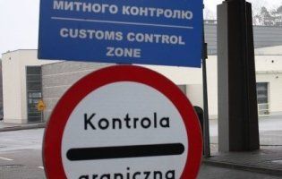 Жуйки і «свята вода» – незвичні митні обмеження