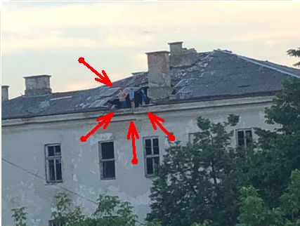 «Юні екстремали»: у Луцьку діти влаштовують ігри на даху закинутого госпіталю (фото)