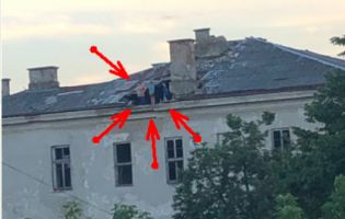 «Юні екстремали»: у Луцьку діти влаштовують ігри на даху закинутого госпіталю (фото)
