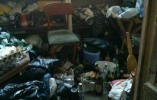 «Сморід і гори сміття»: жильці багатоповерхівки у Луцьку потерпають через «плюшкіна»