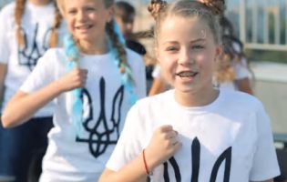 «У стилі рок»: оновлений Гімн України у виконанні дітей зібрав сотні тисяч переглядів (відео)