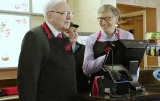 «Вільна каса!»: мільярдери Гейтс і Баффетт відпрацювали зміну у фастфуді (відео)