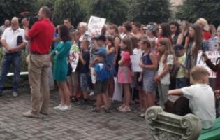 На Волині діти мітингували проти закриття музичної школи (відео)