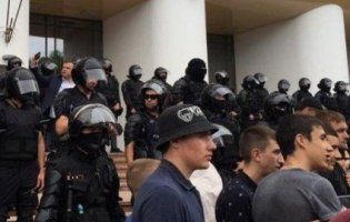 У Молдові почалися протести, суд відсторонив президента